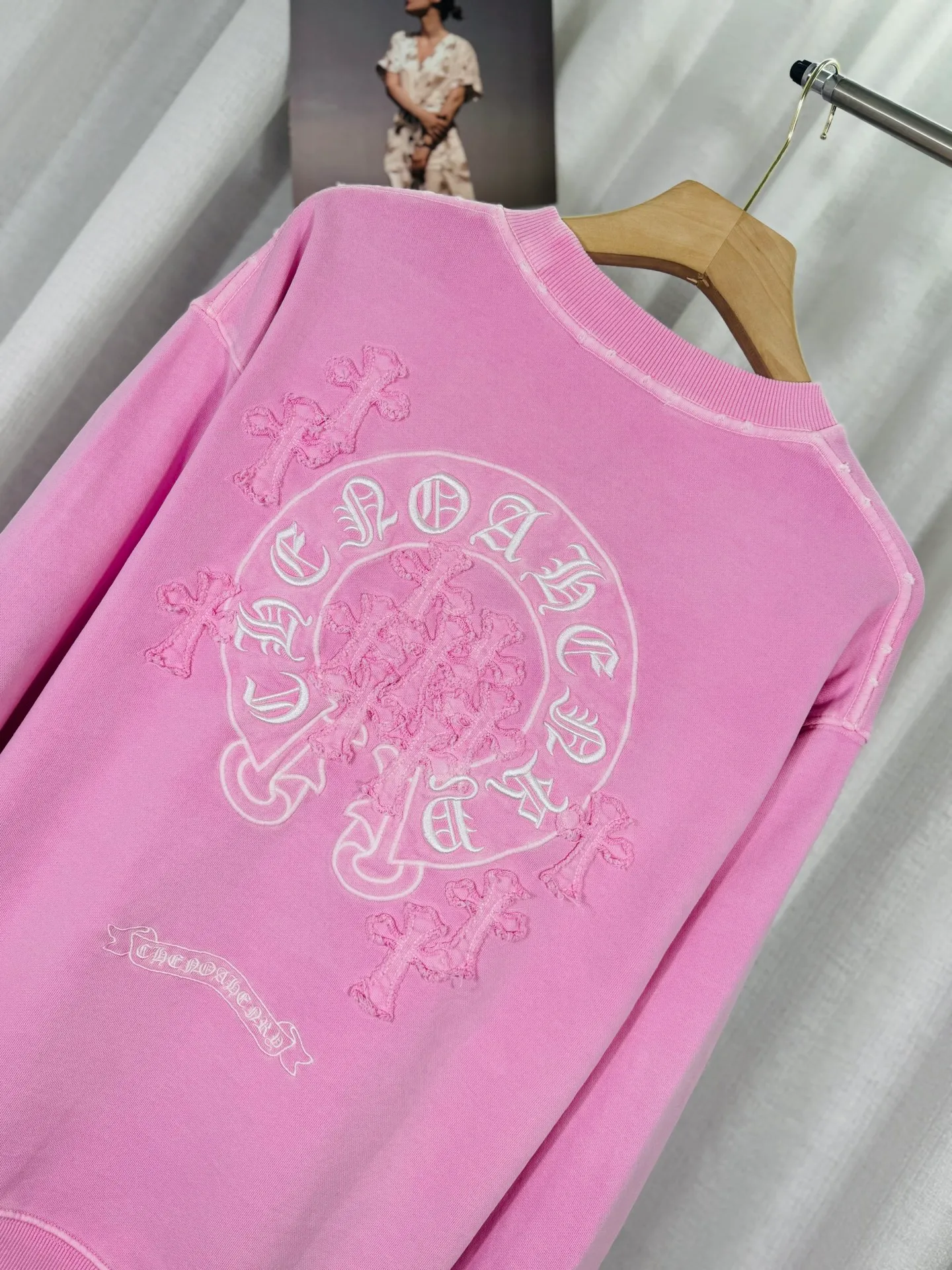 P280 top version, real shot without P, ​​different from market currency) 𝗖𝗵𝗿𝗼𝗺𝗲 𝗛𝗲𝗮𝗿𝘁𝘀/Cro Heart 2025 washed patch embroidery autumn and winter new original single counter American laser burnt 3D three-dimensional color embroidery couple casual sweatshirt 👑The highest version! Customized fabric 430g tripe terry fabric! American acid-washed and distressed original fabric laser burnt ✟appliqué embroidery and exquisite embroidery of letters! The best-selling model in the counter, very comfortable to wear. Accessories: original molded and authenticated collar label➕100% silk wash label. Genuine purchase-grade original hangtag➕matching hanging rope➕3D hanging beads➕original packaging bag. Craftsmanship: The original version has consistent wiring! The highest version of the armhole matching technique! Color: Pink Black Size: S M L XL Style No.: 9332